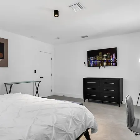 Heated Pool Modern 5 Bedrooms House 10 Minutes To The Ocean